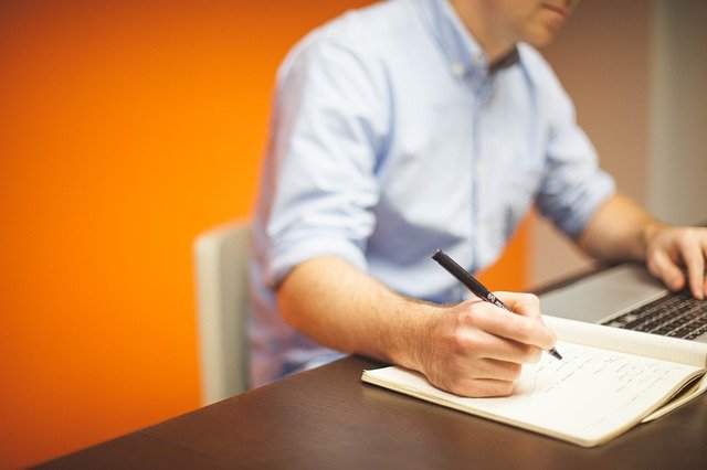 Persona en escritorio